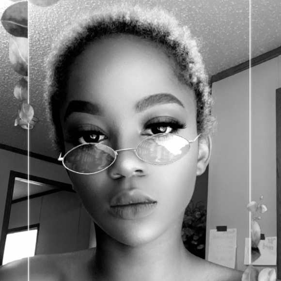 Meet your Posher, Elyse - Picture 1 of 1